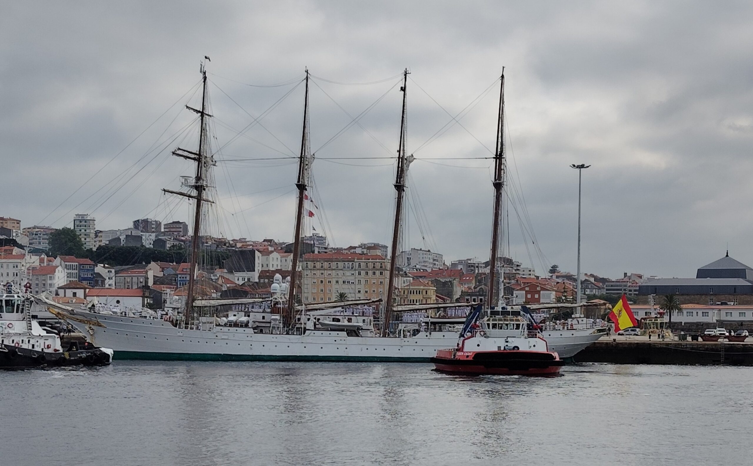 MEMORIAS DEL VERANO: SEGOVIANOS EN FERROL, CON EL ELCANO A BABOR 2 Elcano en el muelle de El Ferrol.