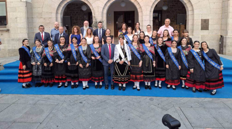 Acto de proclamación de la alcaldesa y las damas de las fiestas de El Espinar. / AYUNTAMIENTO DE EL ESPINAR