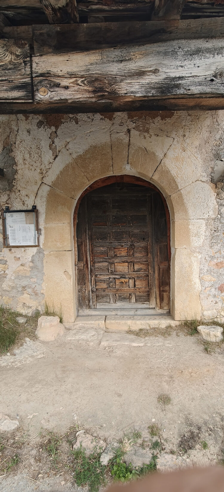 Puerta de entrada a la ermita de San Gregorio, en Orejana de Orejanilla.