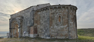 Ermita de San Miguel en Sacramenia, construida entre los siglos XII y XIII en estilo románico.