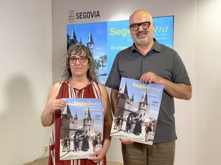Las jornadas 'Segoidentia' exponen estudios sobre el Patrimonio Inmaterial de la ciudad 1 Esther Maganto y Juan Carlos Monroy, durante la presentación de 'Segoidentia'.. / AYUNTAMIENTO DE SEGOVIA