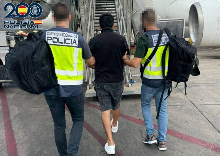 La Policía Nacional expulsa a ocho delincuentes condenados por delitos graves en 2024 en Segovia 1 Dos agentes, custodiando a uno de los expulsados de España./ SUBDELEGACIÓN