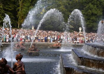 Encendido de las fuentes monumentales de La Granja / MARIO ANTÓN LOBO