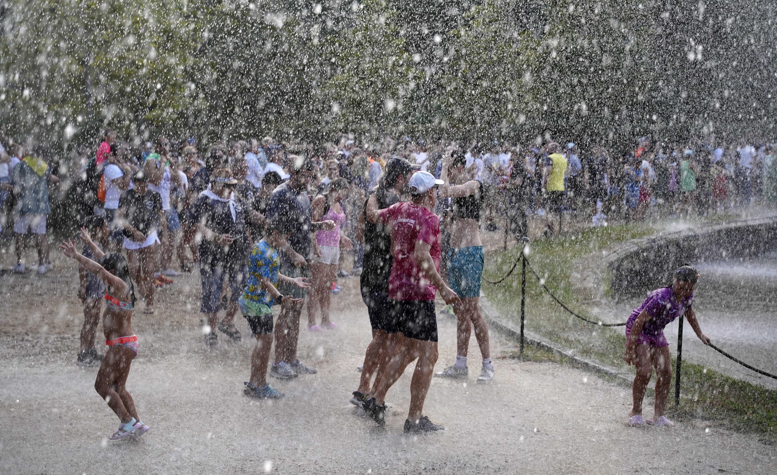 Los juegos del agua de las fuentes monumentales de La Granja brillan en honor a San Luis 2 Encendido de las fuentes monumentales de La Granja / MARIO ANTÓN LOBO