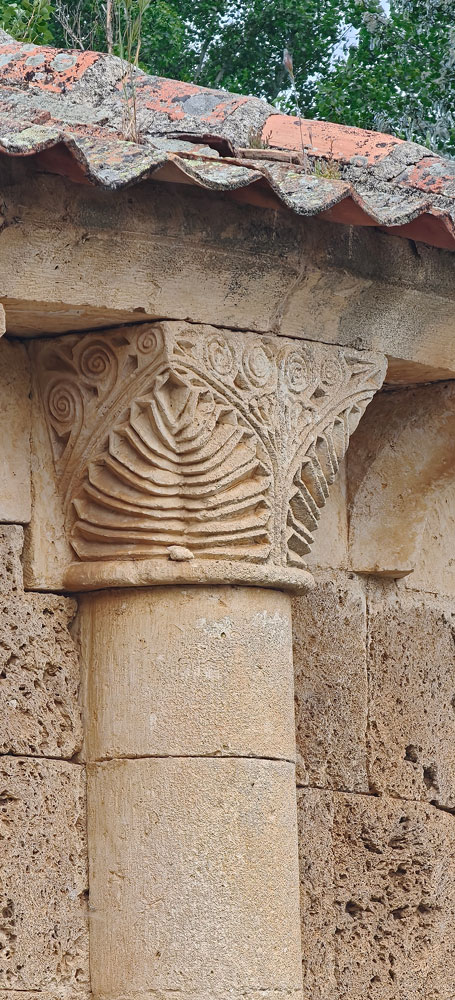 Capitel de la ermita de San Vicente, en Fuentesoto.