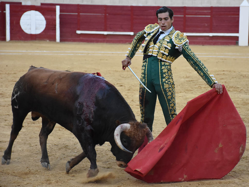 Félix San Román, con el novillo de Polo Saiz. / A.M.