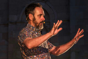 Los narradores utilizaban la expresión corporal y técnicas escénicas o bien contaban las historias con precisión y ritmo.