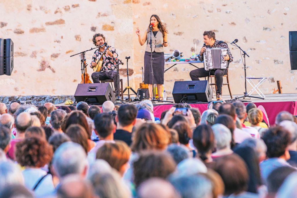 Lleno absoluto para ver al dúo Fetén Fetén 3 Violeta Veinte se subió al escenario. / NACHO VALVERDE