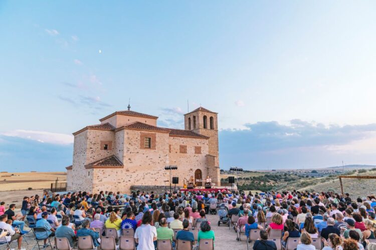 Lleno absoluto para ver al dúo Fetén Fetén 1 La iglesia de Fuentes fue el marco del concierto que Fetén Fetén ofreció dentro del MUSEG al Natural. / NACHO VALVERDE