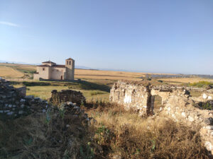 Fuentes de Carbonero es una localidad ya despoblada y en la que en los últimos años se ha restaurado su iglesia.