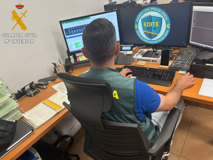 Detenida una persona e investigada otra por una ciberestafa de 3.000 euros a un vecino de Cantalejo 1 Detenida una persona e investigada otra en Picassent por una ciberestafa de 3.000 euros a un vecino de Cantalejo / GUARDIA CIVIL