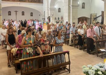 La iglesia se llenó durante la misa en Valtiendas./DIPUTACION DE SEGOVIA