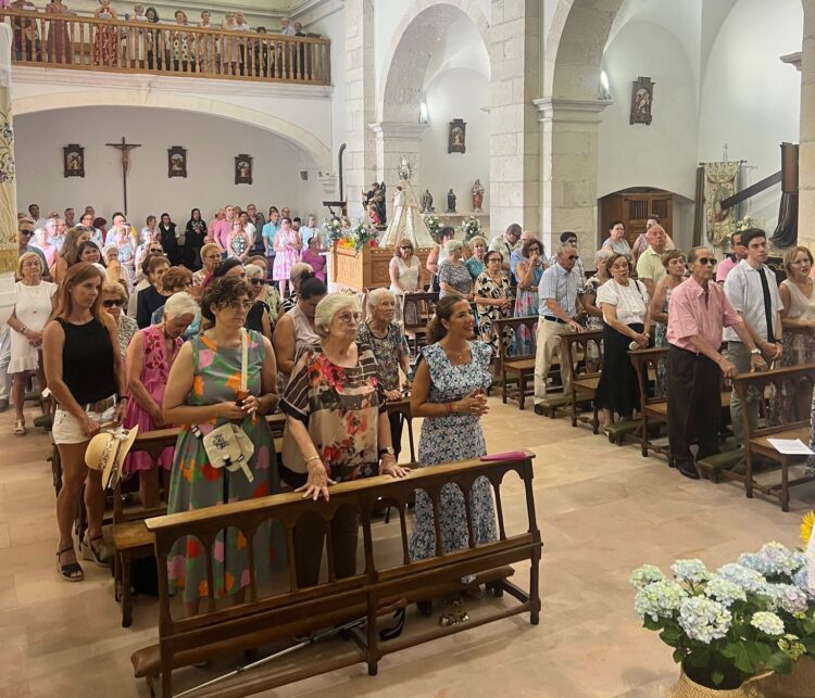 San Roque y la Asunción engalanan la provincia 1 La iglesia se llenó durante la misa en Valtiendas./DIPUTACION DE SEGOVIA