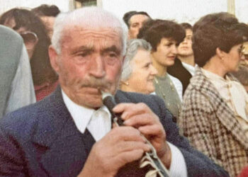 El dulzainero Jerónimo de Frutos Martín, “el Toñero”, actuando en la fiesta de la Virgen del Pilar de Navares de Enmedio a principios de los 80. Foto: cedida por Marino de Frutos Pulido.