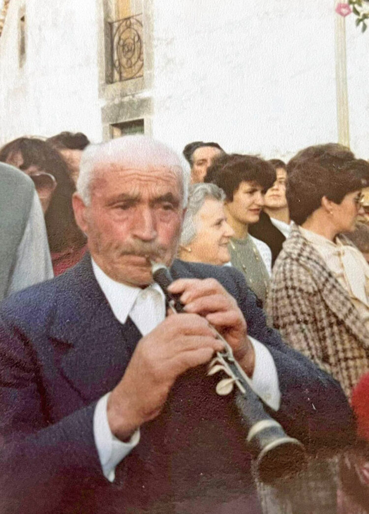 El dulzainero Jerónimo de Frutos Martín, “el Toñero”, actuando en la fiesta de la Virgen del Pilar de Navares de Enmedio a principios de los 80. Foto: cedida por Marino de Frutos Pulido.