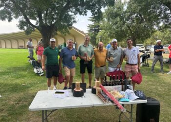 Los ganadores posan con el trofeo durante la cita./LA FAISANERA