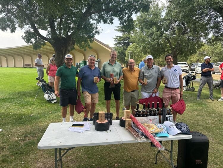 Los ganadores posan con el trofeo durante la cita./LA FAISANERA
