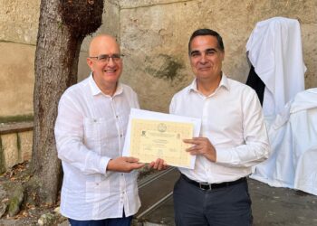 Guillermo Herrero entrega el segundo premio. /ACADEMIA DE SAN QUIRCE