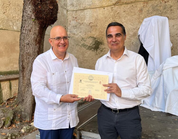 Guillermo Herrero entrega el segundo premio. /ACADEMIA DE SAN QUIRCE