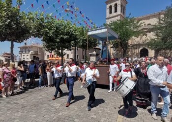 El municipio segoviano de Cantalejo acompaña a su patrona, la Nuestra Señora de La Asunción, en procesión al son de dulzaina y tamboril.