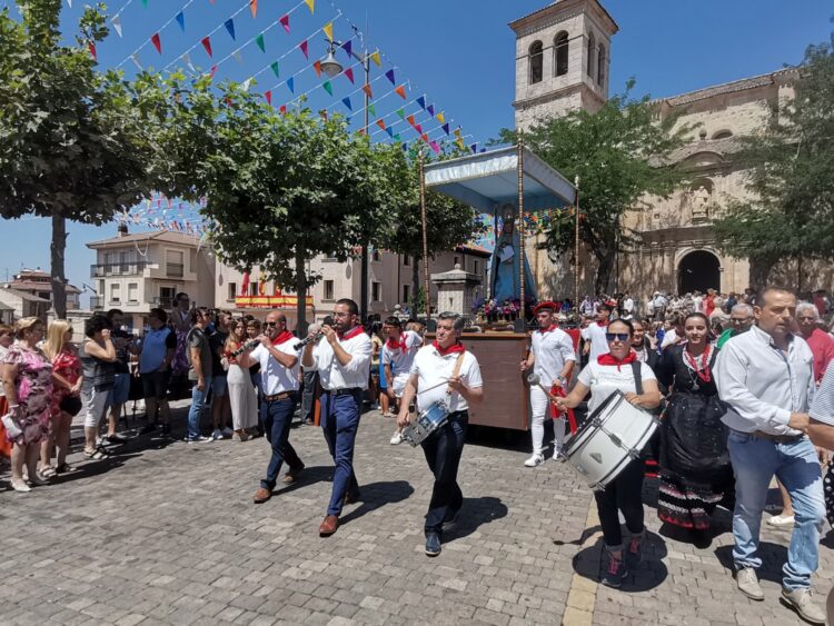 El municipio segoviano de Cantalejo acompaña a su patrona, la Nuestra Señora de La Asunción, en procesión al son de dulzaina y tamboril.