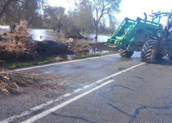 Una máquina intenta liberar una de las carreteras gestionadas por la Diputación Provincial tras la inundación de un río durante el pasado mes de marzo. / DIPUTACIÓN