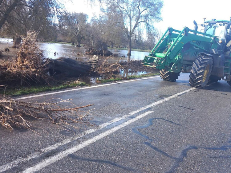 Una máquina intenta liberar una de las carreteras gestionadas por la Diputación Provincial tras la inundación de un río durante el pasado mes de marzo. / DIPUTACIÓN