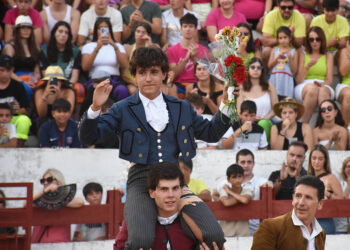 El novillero Jaime Hermosa, en hombros de su compañero Jorge Oliva en Yanguas de Eresma. / A.M.