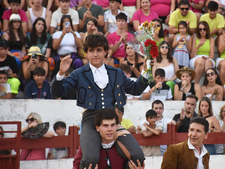 Yanguas de Eresma: la Tauromaquia del pueblo 1 El novillero Jaime Hermosa, en hombros de su compañero Jorge Oliva en Yanguas de Eresma. / A.M.