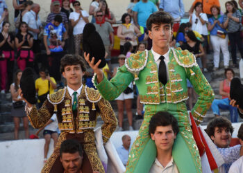 Jaime Hermosa y Jesus Manso, de la Escuela Taurina Provincial de Segovia, en hombros de la Plaza de Toros de Prádena. / A.M.