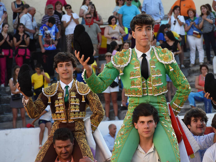 Jesús Manso y Jaime Hermosa actuarán en Yanguas de Eresma 1 Jaime Hermosa y Jesus Manso, de la Escuela Taurina Provincial de Segovia, en hombros de la Plaza de Toros de Prádena. / A.M.