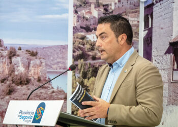 El diputado Javier Figueredo, presentando el programa. / HÉCTOR CRIADO