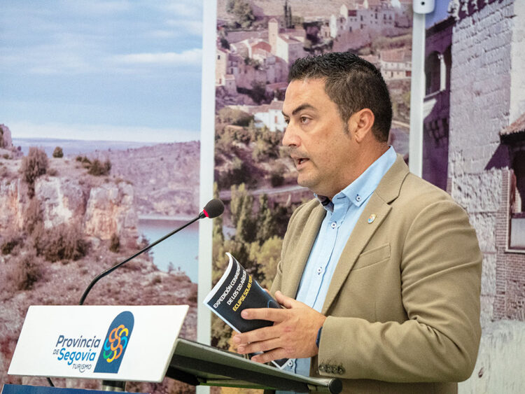 El diputado Javier Figueredo, presentando el programa. / HÉCTOR CRIADO