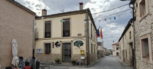 En la calle de la Constitución de La Puebla de Pedraza podemos encontrar cafeterías como el bar K-Fe.