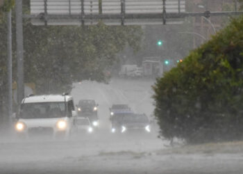 Episodio de tormentas, con lluvia y granizo, en Vía Roma, en Segovia. / A.M.