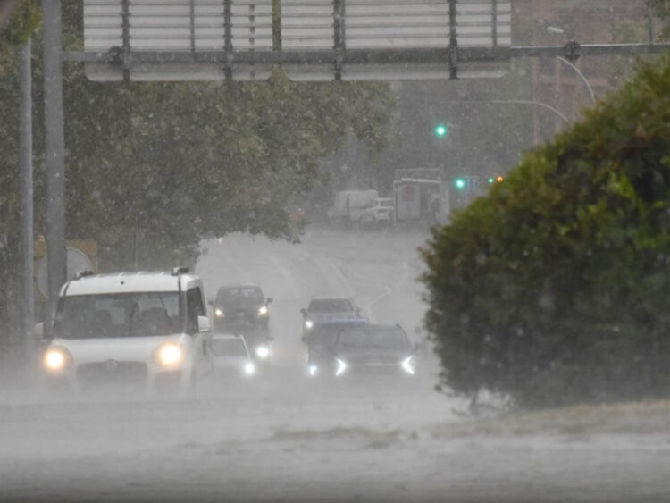 Nueva jornada de tormentas en Segovia 1 Episodio de tormentas, con lluvia y granizo, en Vía Roma, en Segovia. / A.M.