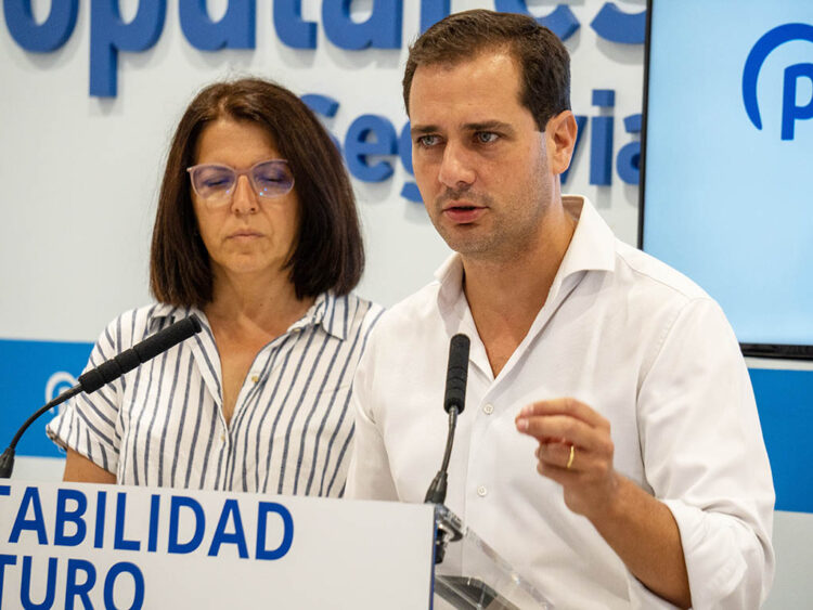 El PP exige al Gobierno la entrega “inmediata” del informe de las autopistas AP-6, AP-51 y AP-61 1 Los diputados nacionales del Partido Popular de Segovia María Cuesta y Pablo Pérez. / HÉCTOR CRIADO