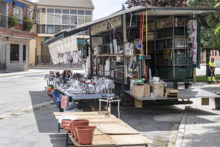 La Diputación concede 108 ayudas para impulsar el comercio rural minorista y la venta ambulante 1 Camion de ultramarinos en Muñopedro / DIPUTACIÓN