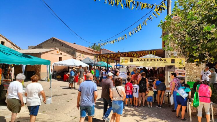 El sabor y la tradición se citan en el XIV mercado de la miel de Tejares de Fuentidueña 1 Concurso de espantapájaros / ASOCIACIÓN ‘AMIGOS DE TEJARES’