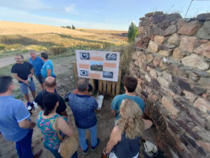 Panel explicativo junto a uno de los hornos de cal.