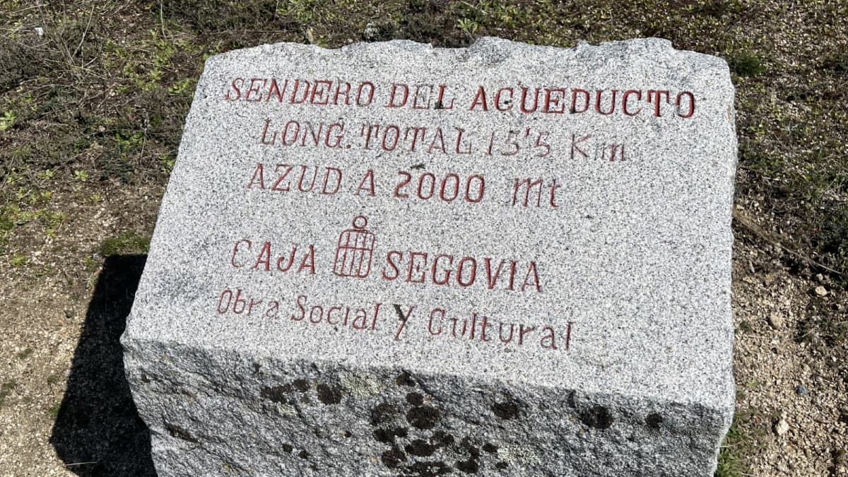 Piedra en el camino del agua, colocada por Caja Segovia.