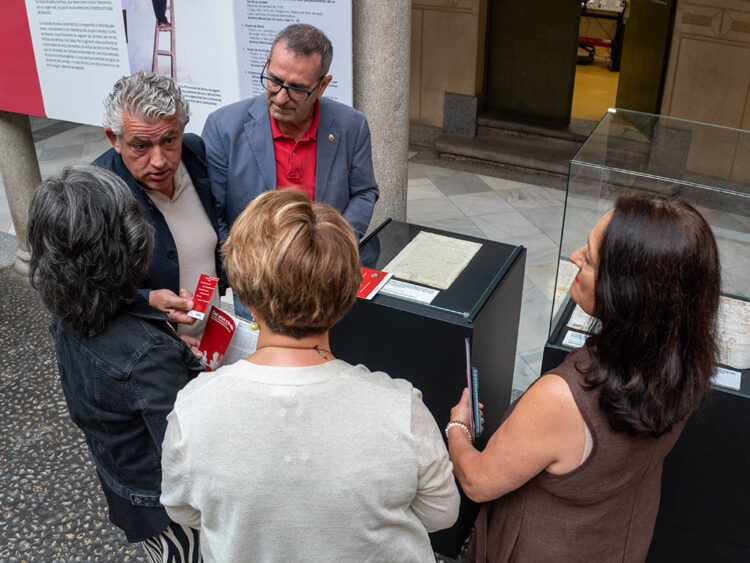 Más de una veintena de documentos acreditan el paso ‘Del arca a la nube’ 1 Presentación de la muestra ‘Del arca a la nube’, en el Patio del Palacio Provincial. / HÉCTOR CRIADO