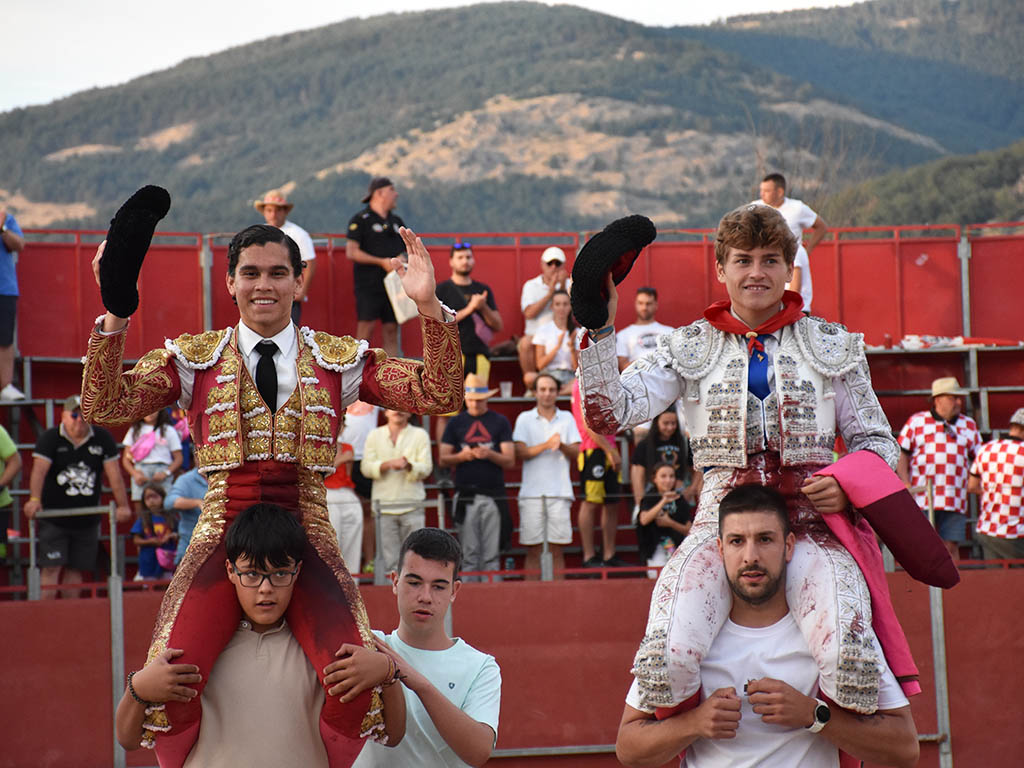 Baltasar Ibán tensa la competencia por el ‘Judión de oro’ de La Granja 4 Rafael de la Cueva y Álvaro Serrano salen en hombros en La Granja de San Ildefonso. / A.M.
