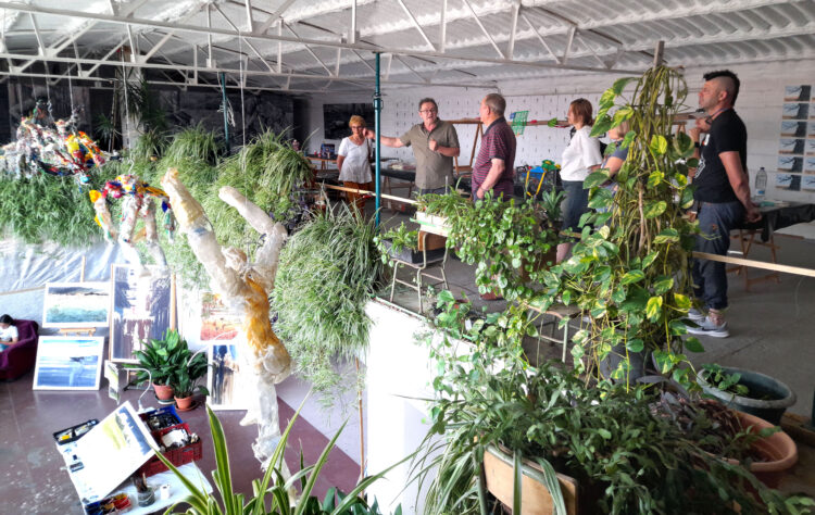 Raúl Sánchez muestra su obra pictórica en una jornada de puertas abiertas en Navas de Oro 1 Raúl Sánchez durante una de las jornadas en su taller / AMADOR MARUGÁN