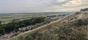 La ermita de San Miguel se halla en lo alto de una colina, a los pies de la cual está Sacramenia.