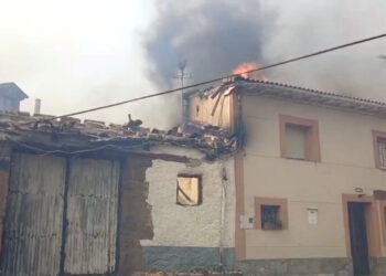 Casi veinte viviendas ardieron este lunes en San Pedro de Cansoles (Palencia).