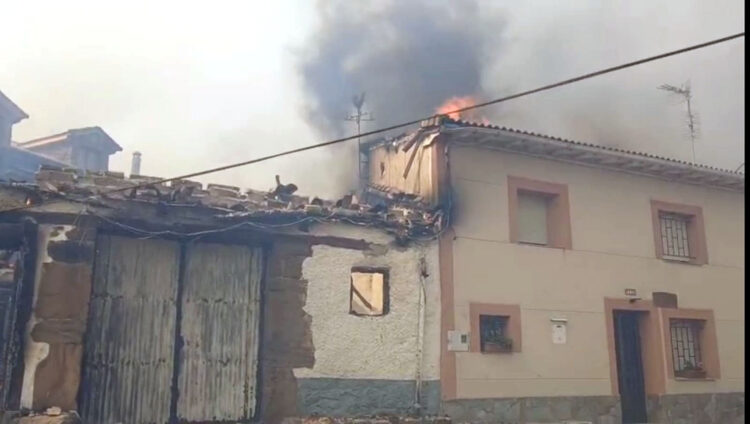 La Comunidad continúa con 29 incendios activos y 5.650 evacuados 1 Casi veinte viviendas ardieron este lunes en San Pedro de Cansoles (Palencia).