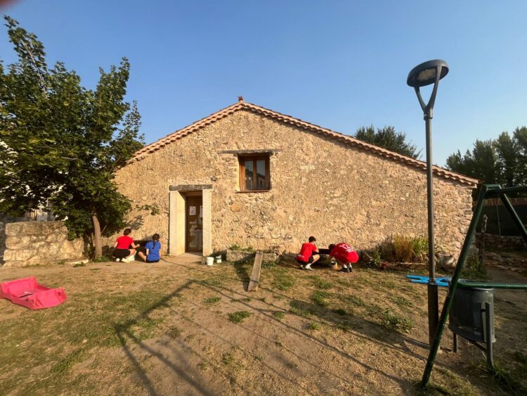 Los vecinos de Sigueruelo se unen en la tradicional hacendera para mantener su patrimonio 1 Trabajos de mantenimiento del patrimonio / ASOCIACIÓN DE VECINOS DE SIGUERUELO