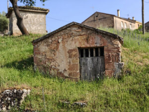 Tras las huellas de Almanzor 3 Las antiguas bodegas de Torreadrada se han conservado como lugares de reuniones familiares y sociales.