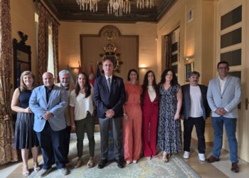 Los nuevos trabajadores municipales con el alcalde. / AYUNTAMIENTO